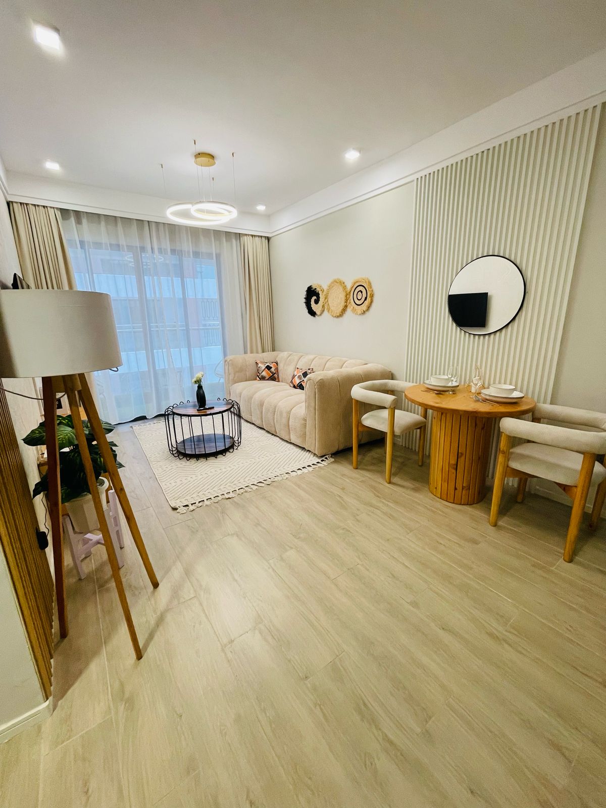 Compact living room with sofa, TV area and dining space