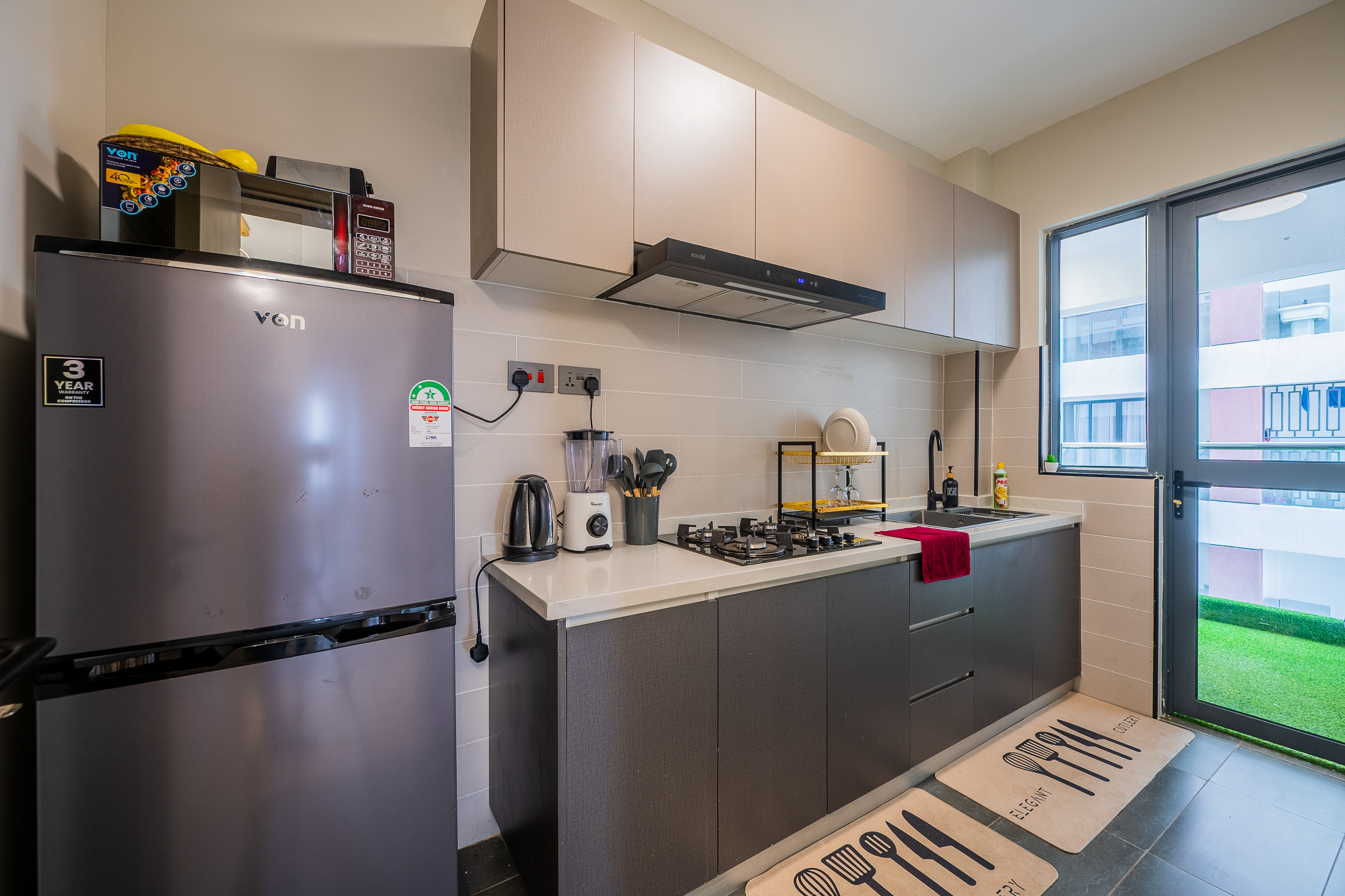 Open-plan kitchen with fitted cabinets, worktops and cooking appliances